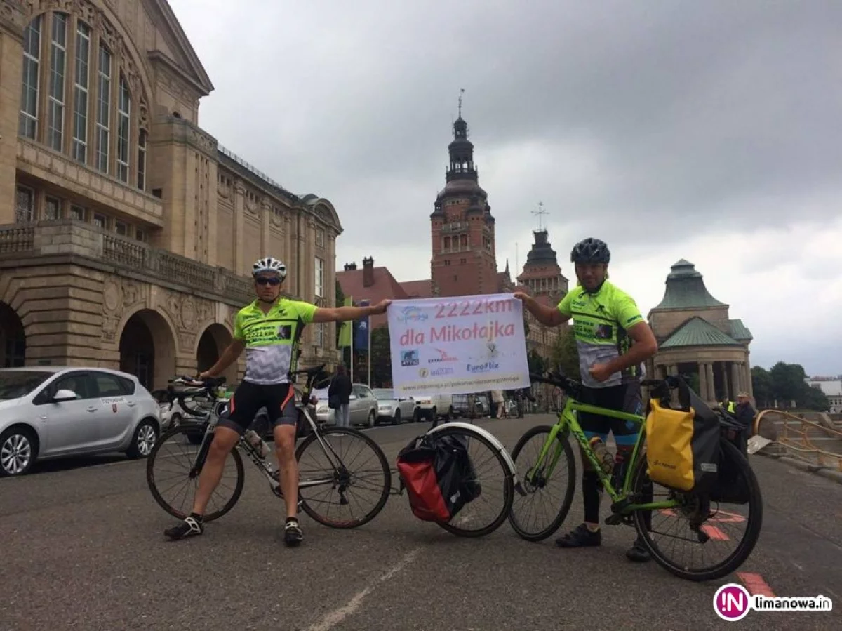 Pokonują 2222 km na rowerach, by pomóc choremu Mikołajkowi