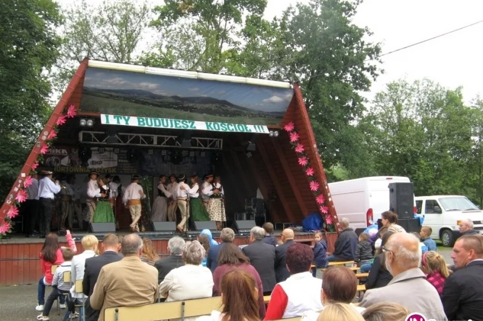 Festyn i parada po raz dwunasty - dziękowali budowniczym kościoła - zdjęcie 2