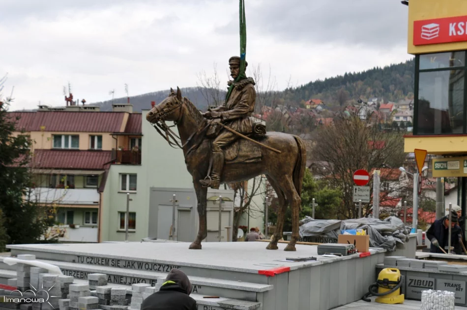 MONTAŻ POMNIKA KOMENDANTA JÓZEFA PIŁSUDSKIEGO - zdjęcie 2