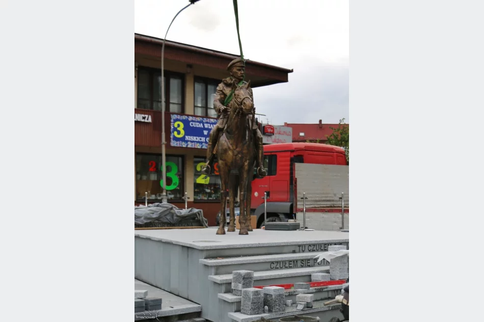 MONTAŻ POMNIKA KOMENDANTA JÓZEFA PIŁSUDSKIEGO - zdjęcie 3