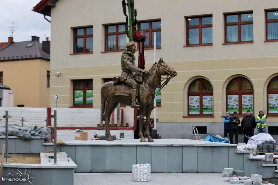 MONTAŻ POMNIKA KOMENDANTA JÓZEFA PIŁSUDSKIEGO - zdjęcie 4