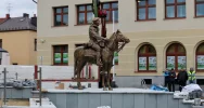 MONTAŻ POMNIKA KOMENDANTA JÓZEFA PIŁSUDSKIEGO - zdjęcie 4