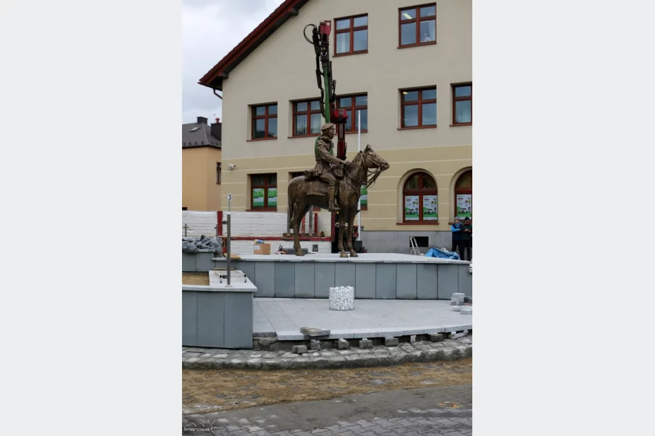 MONTAŻ POMNIKA KOMENDANTA JÓZEFA PIŁSUDSKIEGO - zdjęcie 5