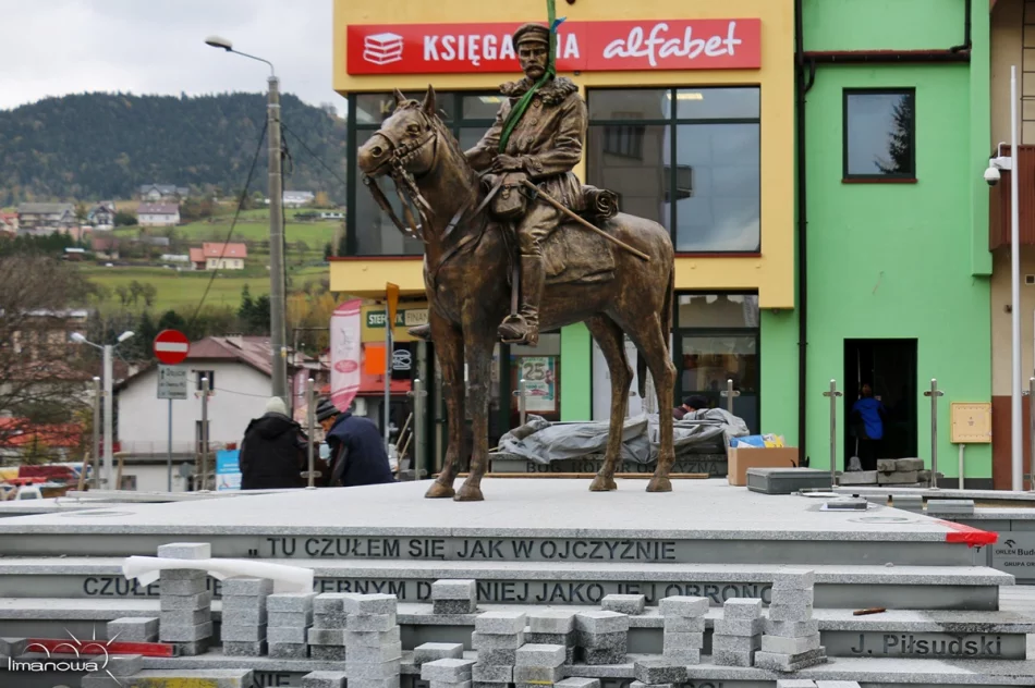 MONTAŻ POMNIKA KOMENDANTA JÓZEFA PIŁSUDSKIEGO - zdjęcie 7