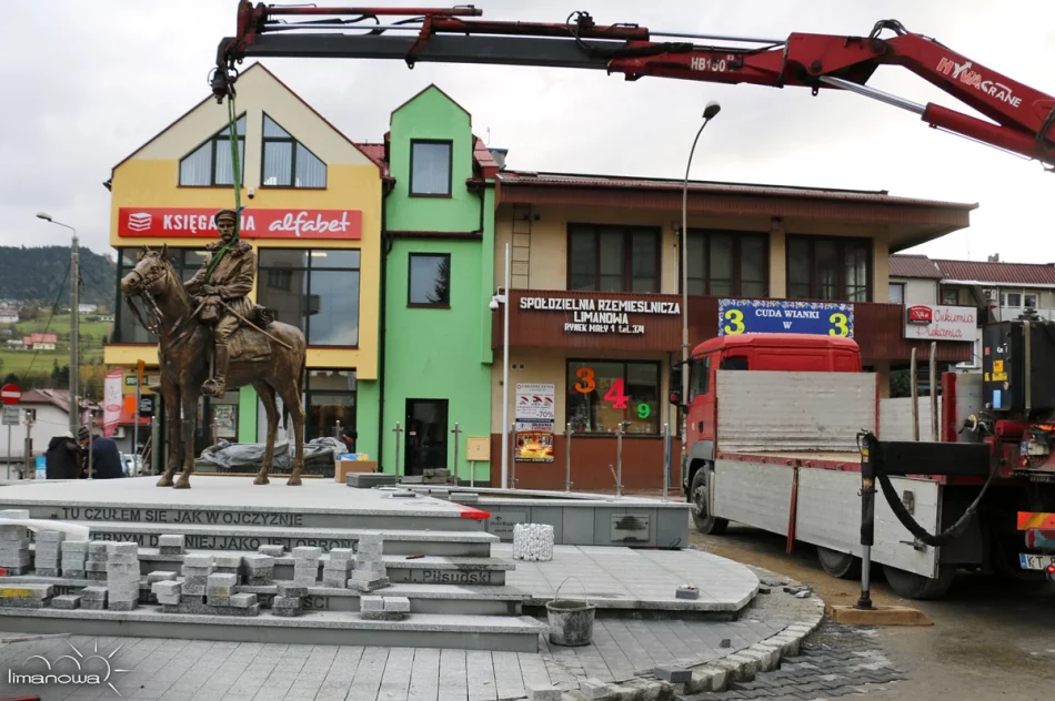 MONTAŻ POMNIKA KOMENDANTA JÓZEFA PIŁSUDSKIEGO - zdjęcie 8