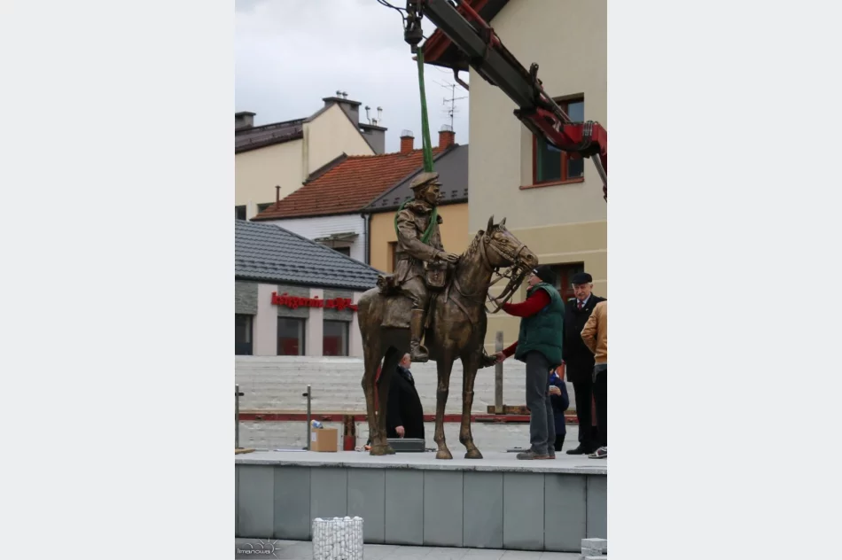 MONTAŻ POMNIKA KOMENDANTA JÓZEFA PIŁSUDSKIEGO - zdjęcie 10