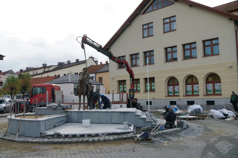 Pomnik Piłsudskiego posadowiono na Małym Rynku - zdjęcie 4