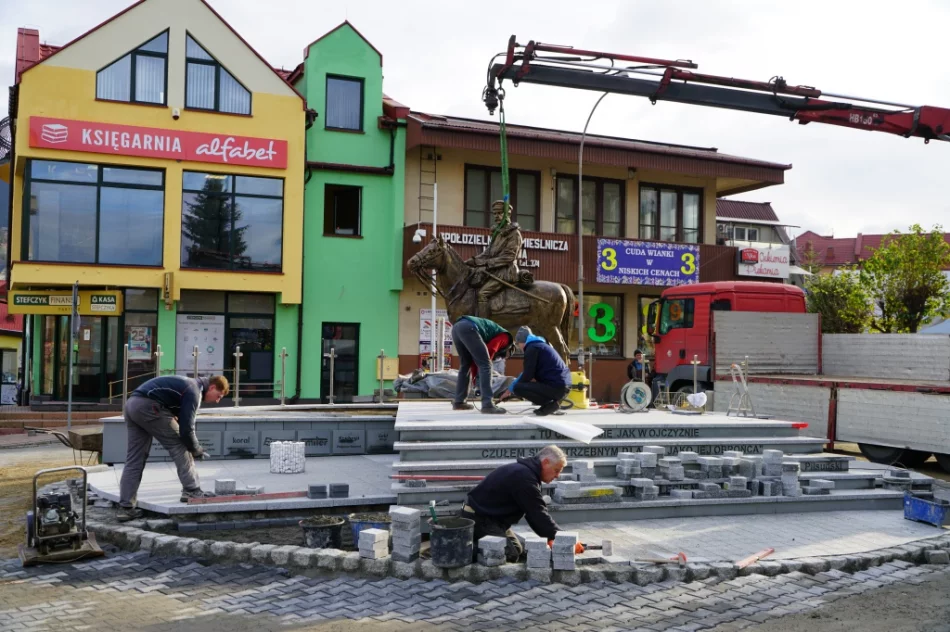 Pomnik Piłsudskiego posadowiono na Małym Rynku - zdjęcie 6