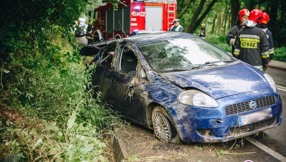 Trzy osoby w szpitalu po dachowaniu Fiata - zdjęcie 1