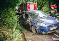 Trzy osoby w szpitalu po dachowaniu Fiata - zdjęcie główne