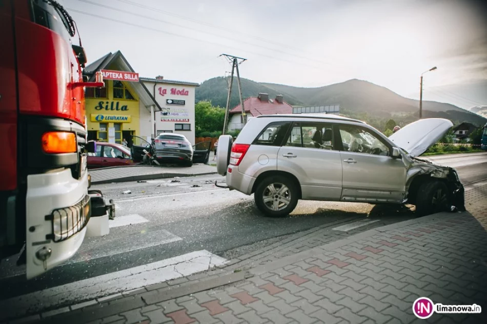 Pięć aut rozbitych, dwie osoby w szpitalu - zdjęcie 3