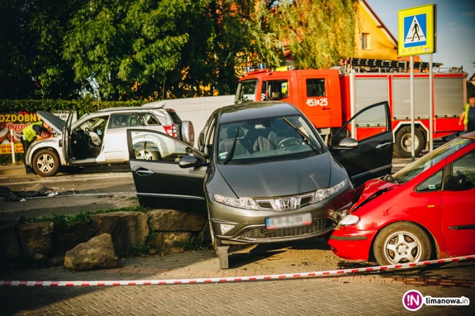 Pięć aut rozbitych, dwie osoby w szpitalu - zdjęcie 4