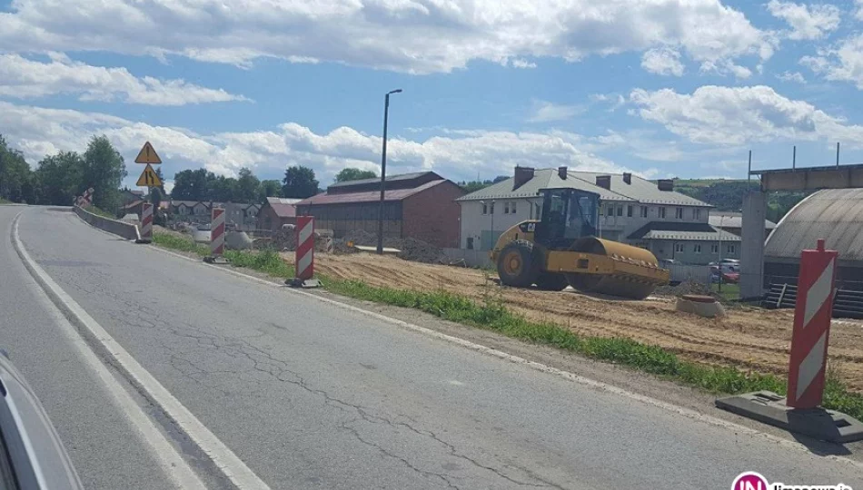 Nawierzchnię sfrezowano, ubytek uzupełniono - korków już nie ma - zdjęcie 1