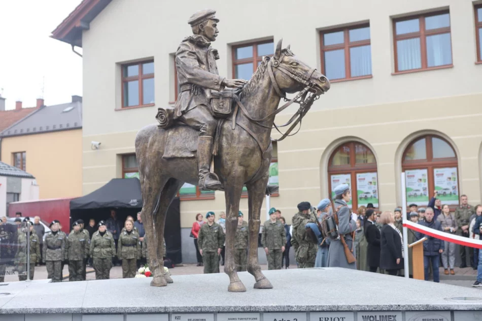 Odsłonięto pomnik Piłsudskiego na 100-lecie niepodległości. "Duch patriotyzmu na Limanowszczyźnie nie zaginął" - zdjęcie 3