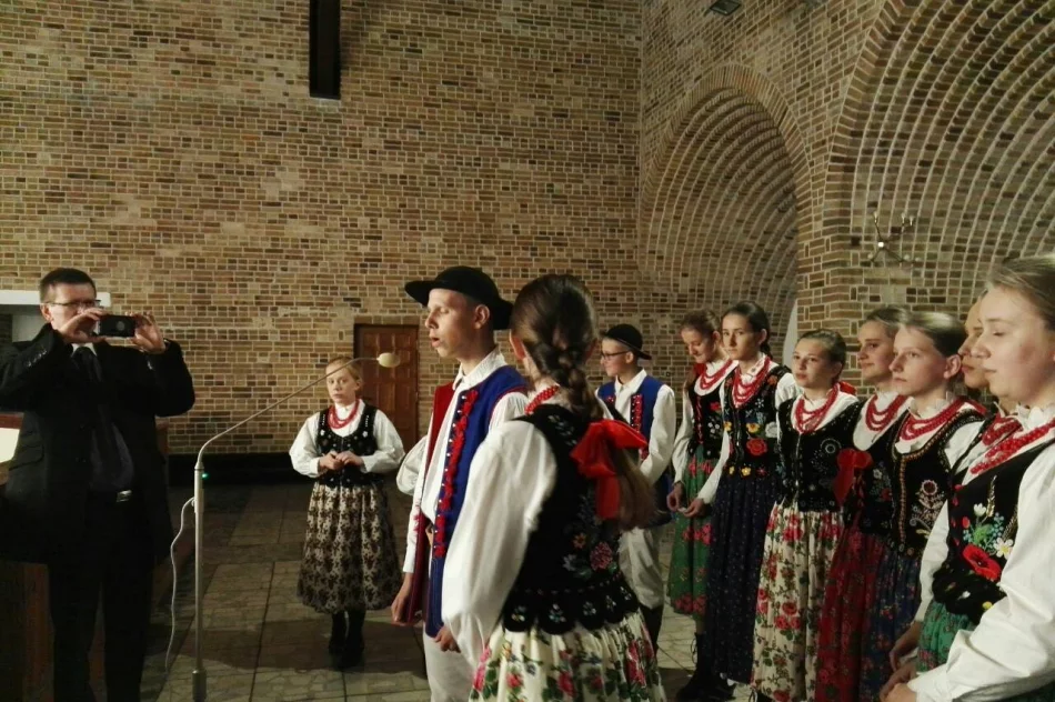 Z pieśnią na ustach… - sukces „Małych Męcinian” na XVI Małopolskim Przeglądzie Pieśni Patriotycznej  - zdjęcie 2