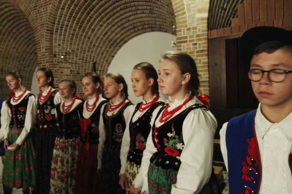 Z pieśnią na ustach… - sukces „Małych Męcinian” na XVI Małopolskim Przeglądzie Pieśni Patriotycznej  - zdjęcie 3