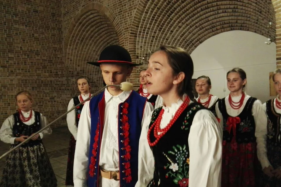 Z pieśnią na ustach… - sukces „Małych Męcinian” na XVI Małopolskim Przeglądzie Pieśni Patriotycznej  - zdjęcie 4