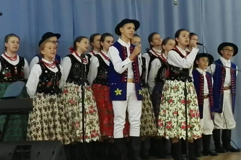 Z pieśnią na ustach… - sukces „Małych Męcinian” na XVI Małopolskim Przeglądzie Pieśni Patriotycznej  - zdjęcie 5