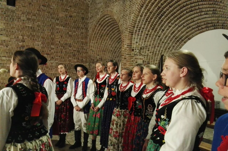 Z pieśnią na ustach… - sukces „Małych Męcinian” na XVI Małopolskim Przeglądzie Pieśni Patriotycznej  - zdjęcie 8