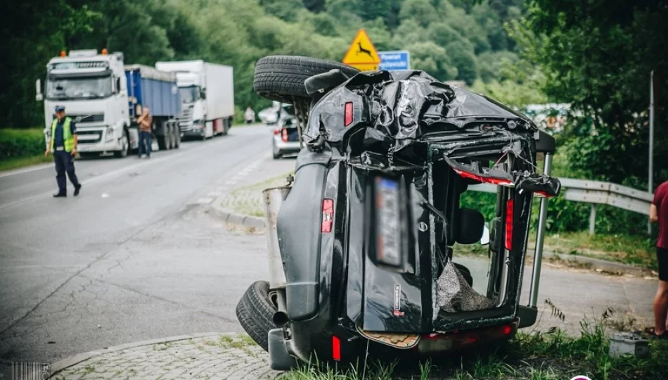 Zderzenie ciężarówki Volvo i terenowego Nissana. Jedna osoba w szpitalu - zdjęcie 1