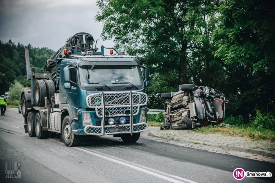 Zderzenie ciężarówki Volvo i terenowego Nissana. Jedna osoba w szpitalu - zdjęcie 4