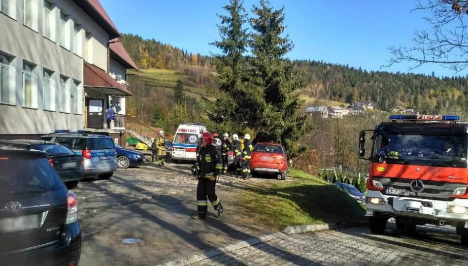 Gaz pieprzowy w szkole. Budynek ewakuowano, 4 uczennice zabrano na obserwację do szpitala - zdjęcie 1