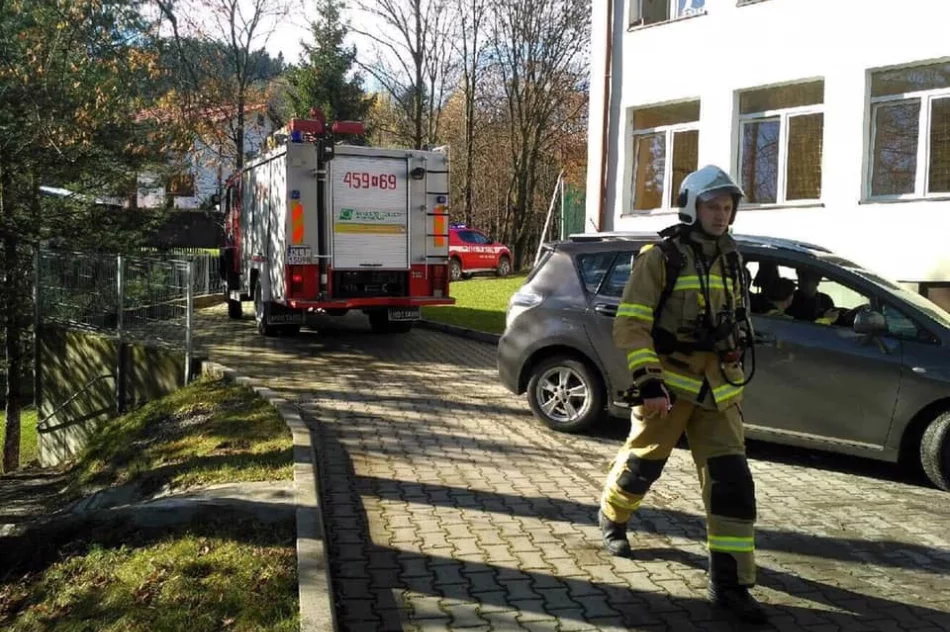 Gaz pieprzowy w szkole. Budynek ewakuowano, 4 uczennice zabrano na obserwację do szpitala - zdjęcie 2