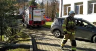 Gaz pieprzowy w szkole. Budynek ewakuowano, 4 uczennice zabrano na obserwację do szpitala - zdjęcie 2