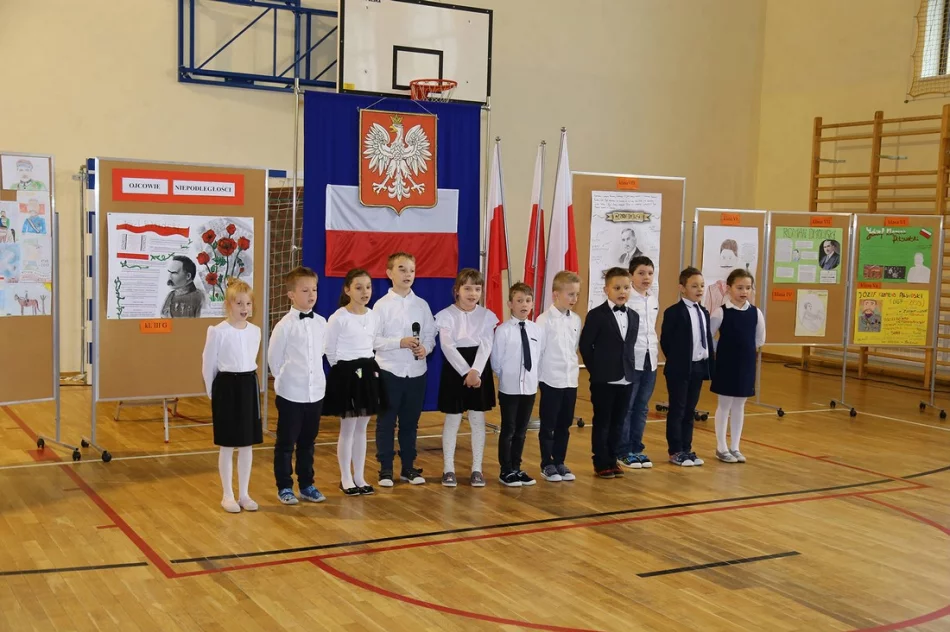 Happening patriotyczny w Szkole Podstawowej Nr 1 w Starej Wsi - zdjęcie 3