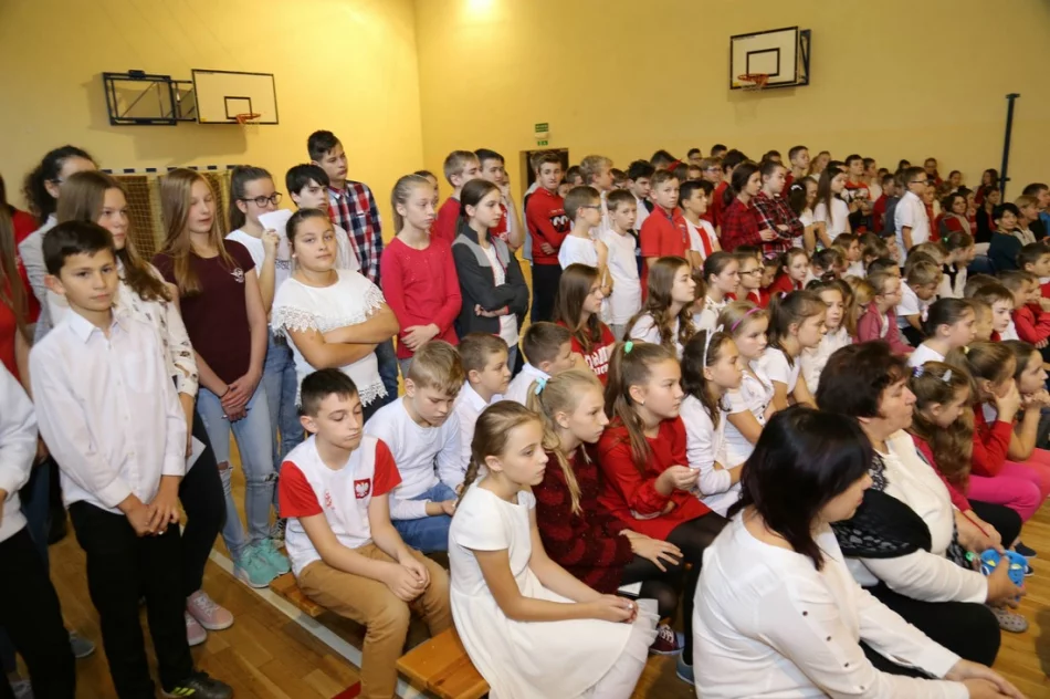 Happening patriotyczny w Szkole Podstawowej Nr 1 w Starej Wsi - zdjęcie 5