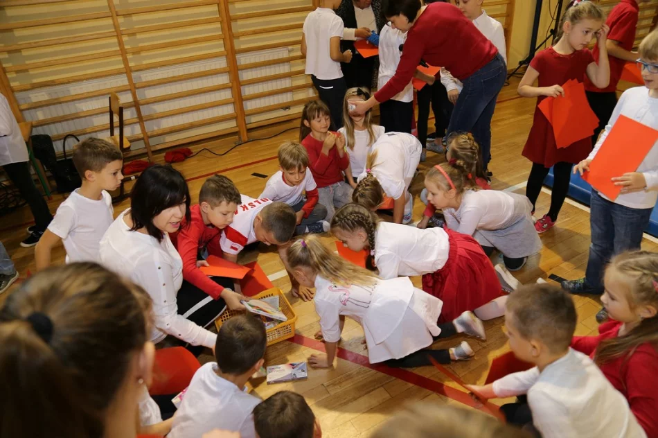 Happening patriotyczny w Szkole Podstawowej Nr 1 w Starej Wsi - zdjęcie 10