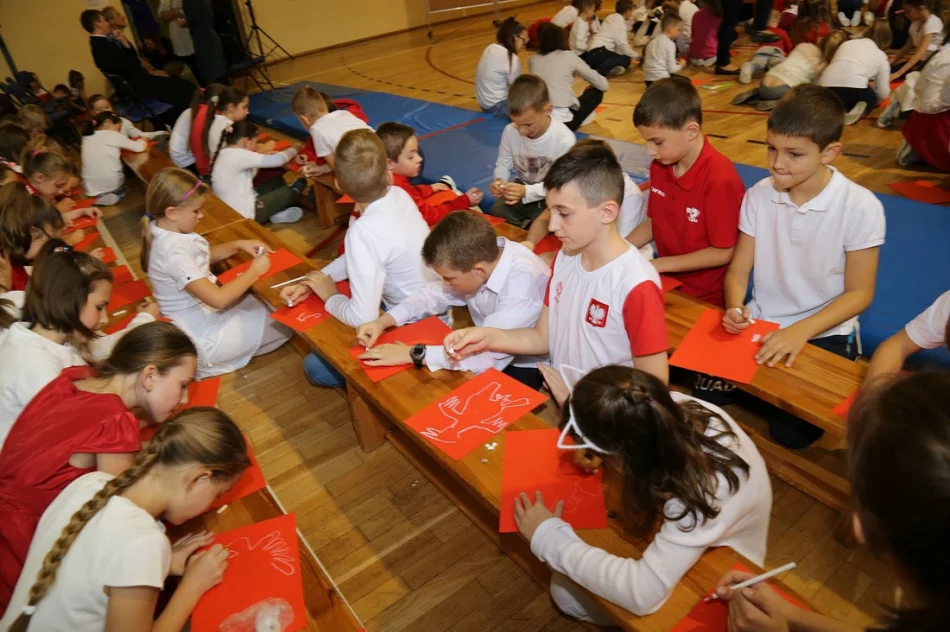 Happening patriotyczny w Szkole Podstawowej Nr 1 w Starej Wsi - zdjęcie 11