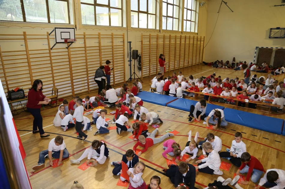 Happening patriotyczny w Szkole Podstawowej Nr 1 w Starej Wsi - zdjęcie 12