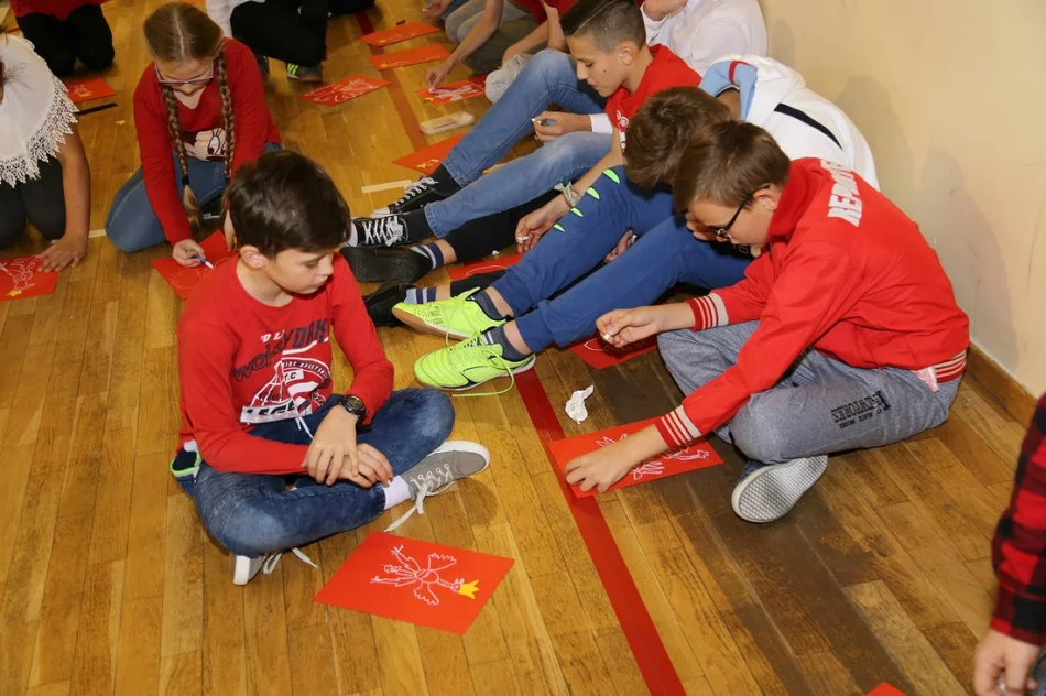 Happening patriotyczny w Szkole Podstawowej Nr 1 w Starej Wsi - zdjęcie 13