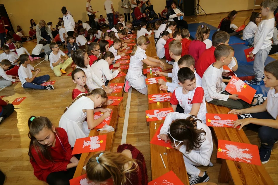 Happening patriotyczny w Szkole Podstawowej Nr 1 w Starej Wsi - zdjęcie 15