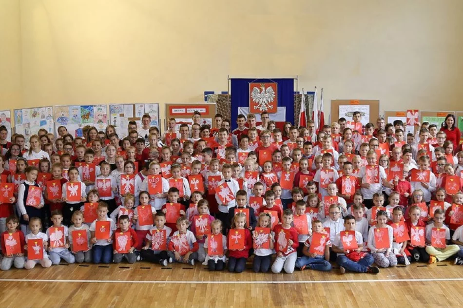 Happening patriotyczny w Szkole Podstawowej Nr 1 w Starej Wsi - zdjęcie 17