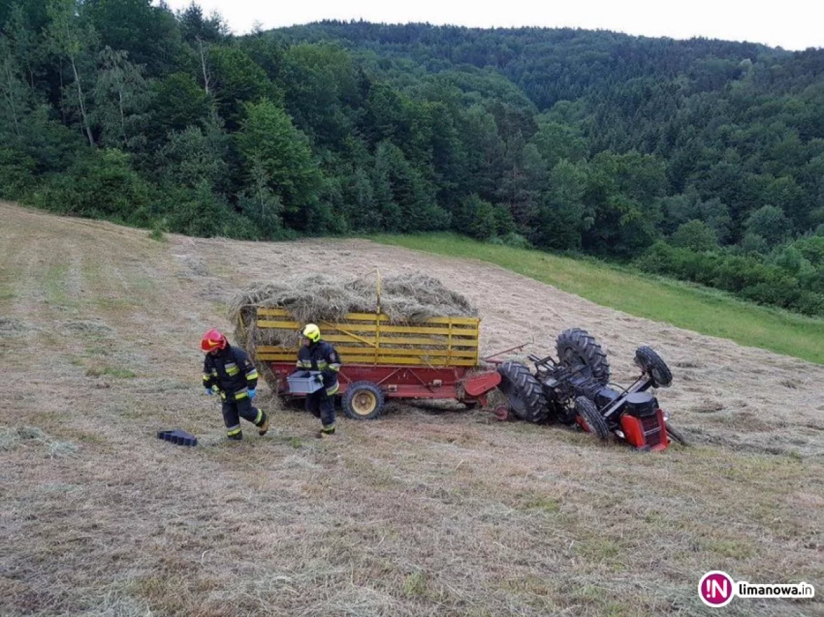 Traktorzysta zdążył zeskoczyć, przygnieciony 28-letni pasażer