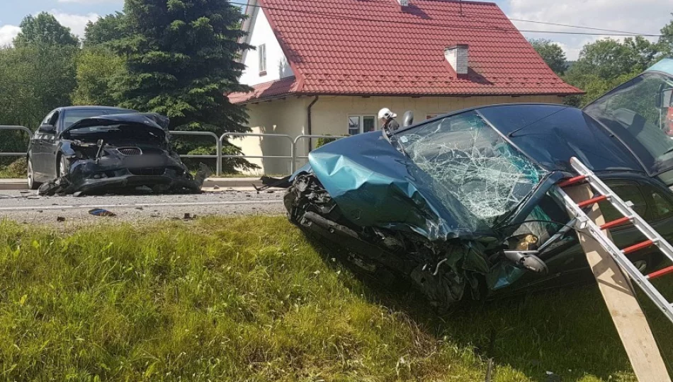 Wyprzedzanie przyczyną wypadku. Kierowca Renault nadal w szpitalu - zdjęcie 1