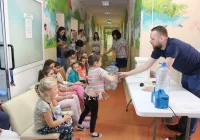 Przedstawili ciekawe eksperymenty małym pacjentom - zdjęcie główne