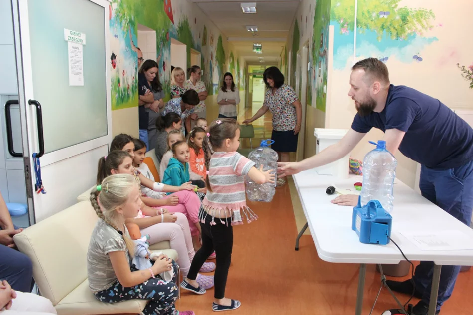 Przedstawili ciekawe eksperymenty małym pacjentom - zdjęcie 4