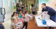 Przedstawili ciekawe eksperymenty małym pacjentom - zdjęcie 4