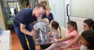 Przedstawili ciekawe eksperymenty małym pacjentom - zdjęcie 5