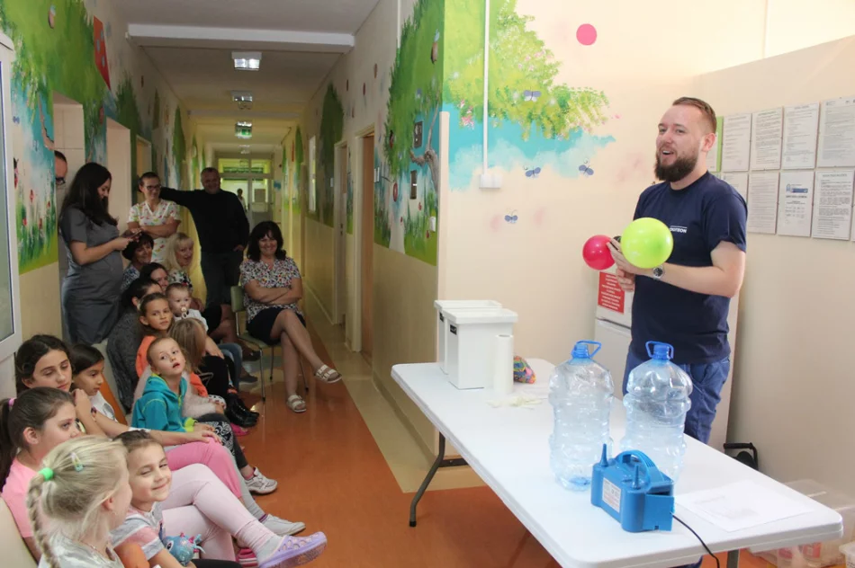 Przedstawili ciekawe eksperymenty małym pacjentom - zdjęcie 6