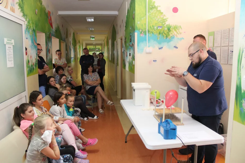 Przedstawili ciekawe eksperymenty małym pacjentom - zdjęcie 7