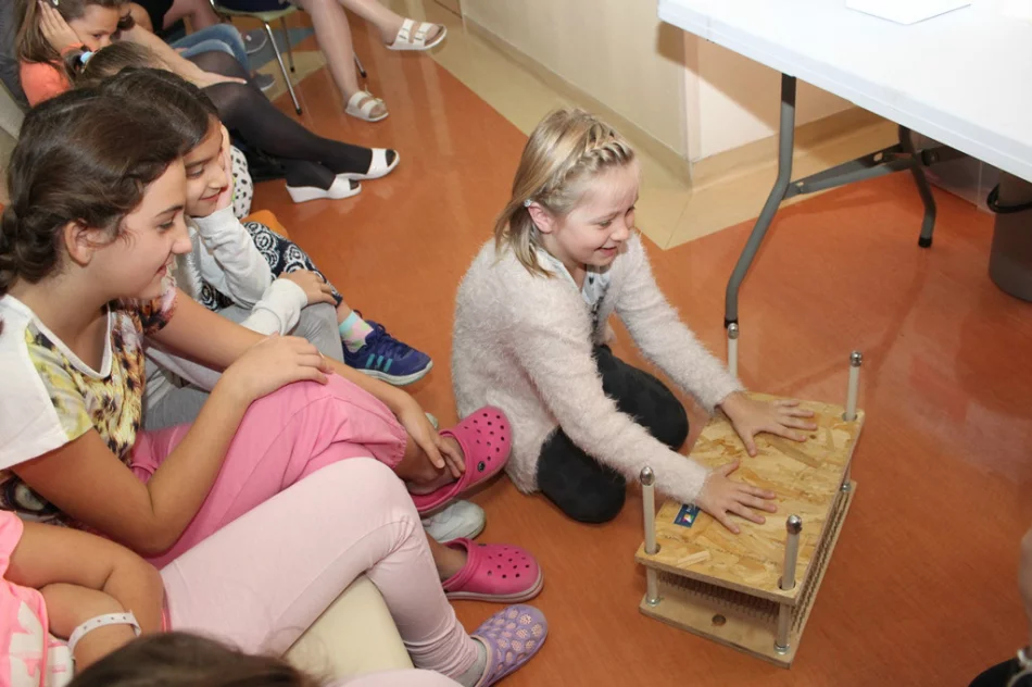 Przedstawili ciekawe eksperymenty małym pacjentom - zdjęcie 8