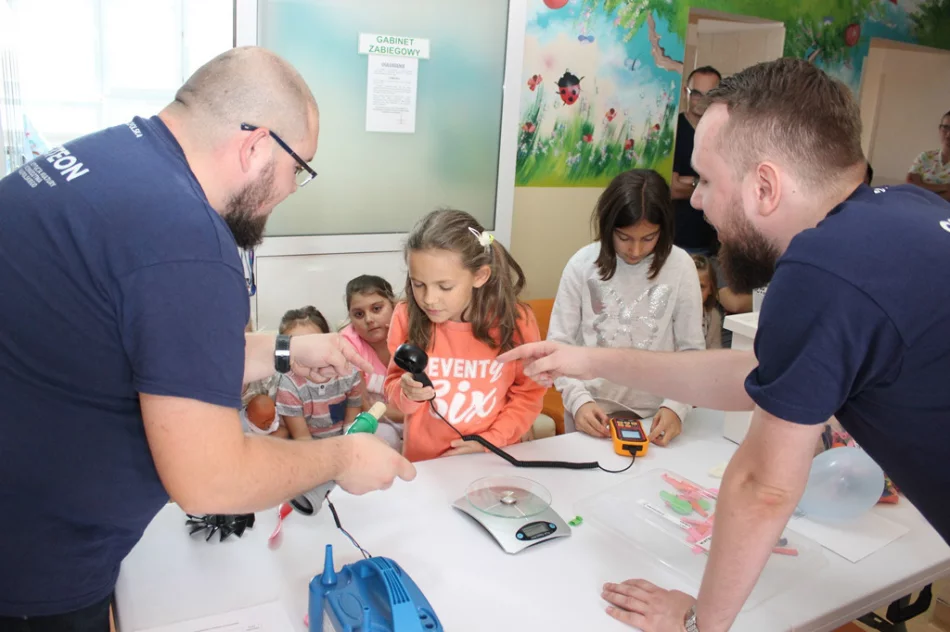 Przedstawili ciekawe eksperymenty małym pacjentom - zdjęcie 9