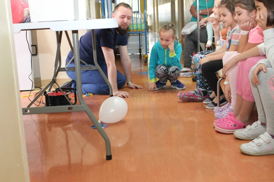 Przedstawili ciekawe eksperymenty małym pacjentom - zdjęcie 10