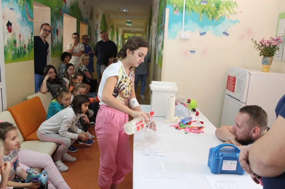 Przedstawili ciekawe eksperymenty małym pacjentom - zdjęcie 11