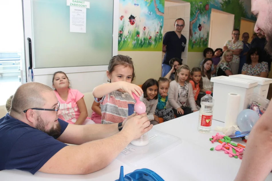 Przedstawili ciekawe eksperymenty małym pacjentom - zdjęcie 12