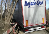 Ciężarówką wjechał na most dla samochodów osobowych - zdjęcie główne